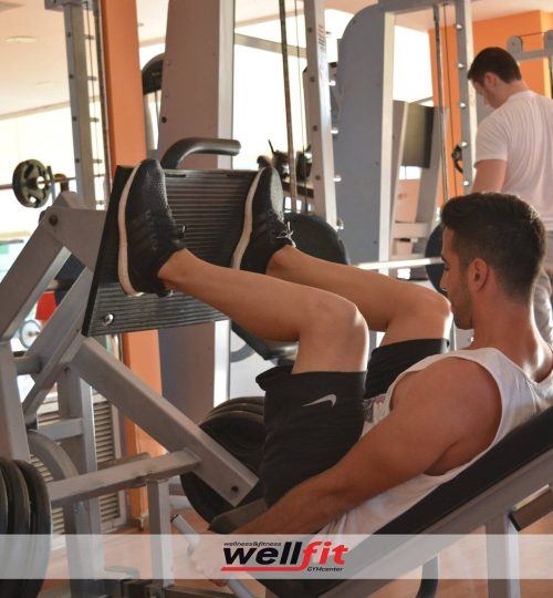 Αθλούμενος σε μηχάνημα πρέσας ποδιών